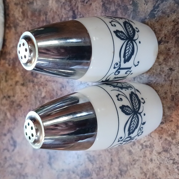 VINTAGE Fancy Floral Salt & Pepper Set - Picture 7 of 7